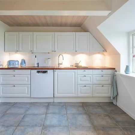 Holiday Home, Hojer